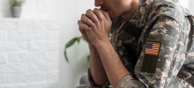 Asker: Üniformalı Adam Dua Ediyor