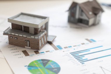 Evin ses ölçüsü projesi. Açık çatılı bir evin yerleşimi. Kır evi manzarasının minyatür düzeni. Mimarlık işinin bir sembolü olarak bina modeli. Mimarlık bürosunda tasarım.