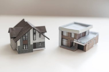 Evin ses ölçüsü projesi. Açık çatılı bir evin yerleşimi. Kır evi manzarasının minyatür düzeni. Mimarlık işinin bir sembolü olarak bina modeli. Mimarlık bürosunda tasarım.