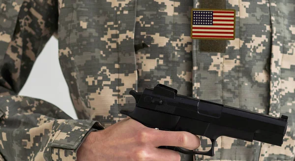 Σύνθεση Αρσενικού Στρατιώτη Που Κρατάει Όπλο Κοιτάζει Αλλού Κατά Της — Φωτογραφία Αρχείου