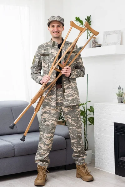 带有拐杖 残疾的军人 — 图库照片