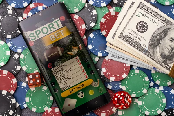 Conceito Poker Online Smartphone Fichas Poker Fundo Verde Poker Banner — Fotografia de Stock