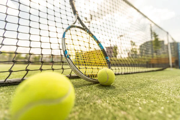 テニス ラケット テニス コートでテニス ボール — ストック写真