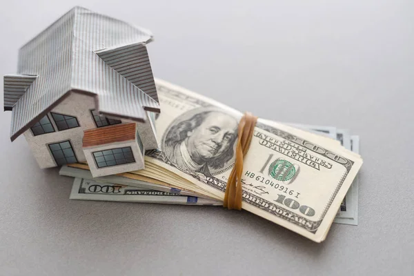 米ドル紙幣を背景にした木造住宅モデル 住宅市場 不動産の購入またはレンタル 不動産の売買の概念 — ストック写真