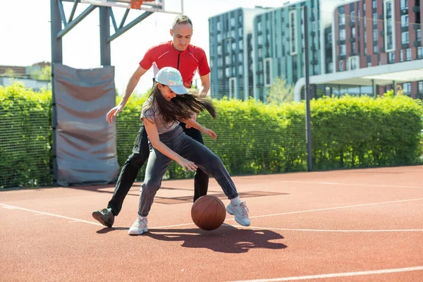 Happy Father Teen Daughter Embracing Looking Camera Basketball Court — Zdjęcie stockowe