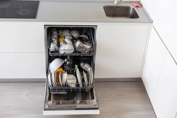Відкрита Посудомийна Машина Чистим Посудом Білій Кухні Високоякісна Фотографія — стокове фото