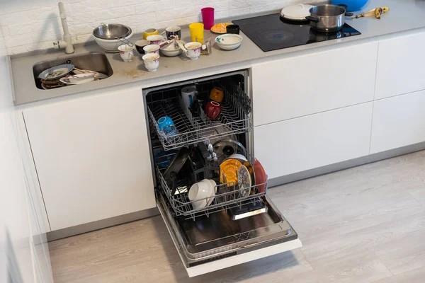 Крупним Планом Відкрита Посудомийна Машина Чистими Окулярами Посудом Високоякісна Фотографія — стокове фото