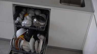 Beyaz bir mutfakta kapısı açık bulaşık makinesi var. Yüksek kalite fotoğraf