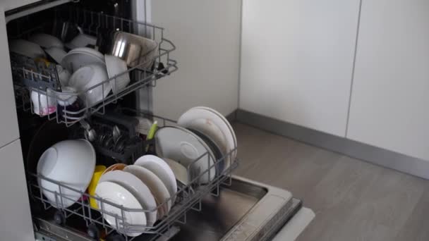 Beyaz Mutfak Dolapları Tezgah Boş Bulaşık Makinesi Gri Seramik Fayanslar — Stok video