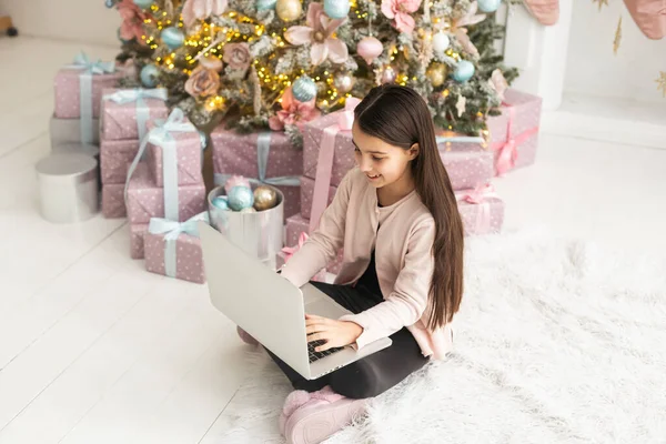 Mutlu Kız Noel Evde Dizüstü Bilgisayar Kullanıyor — Stok fotoğraf