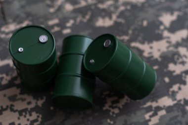 Askeri üniforma ve oyuncak fıçı..