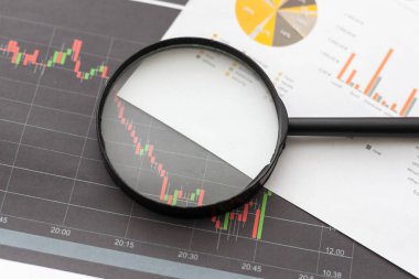 Üst ve düz iş grafikleri üzerinde büyüteç döşeme, tablo .business office toplantı konsepti. Yüksek kalite fotoğraf