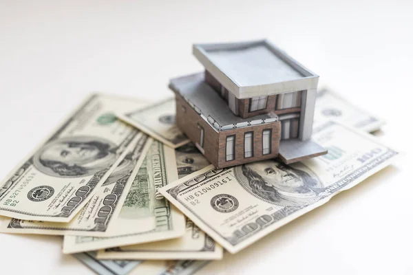 Modello Casa Carta Sullo Sfondo Banconote Dollari Usa Mercato Immobiliare — Foto Stock