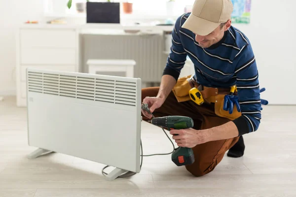Smart Heater Convector Master Repairs Electric Heater — Stock Photo, Image