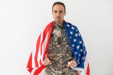 ABD bayrağını tutan asker.