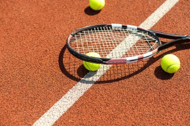 Tenis raketi tenis kortunda tenis topuyla.