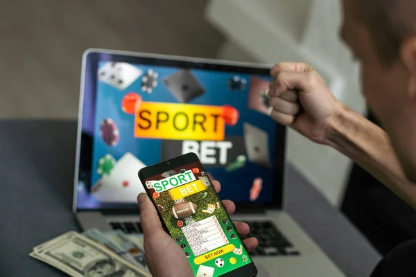 Podnikatel Pomocí Smartphonu Proti Obrazovce Aplikace Hazardní Hry — Stock fotografie