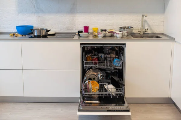 Вбудована Посудомийна Машина Відкритими Дверима Білій Кухні Високоякісна Фотографія — стокове фото