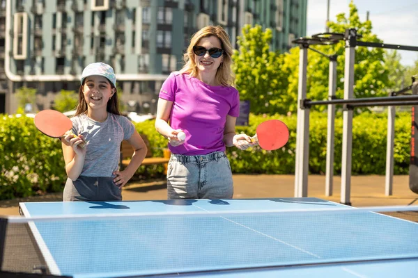 Feliz Madre Hija Aprendiendo Jugar Ping Pong Deporte Familia Alegre —  Fotos de Stock
