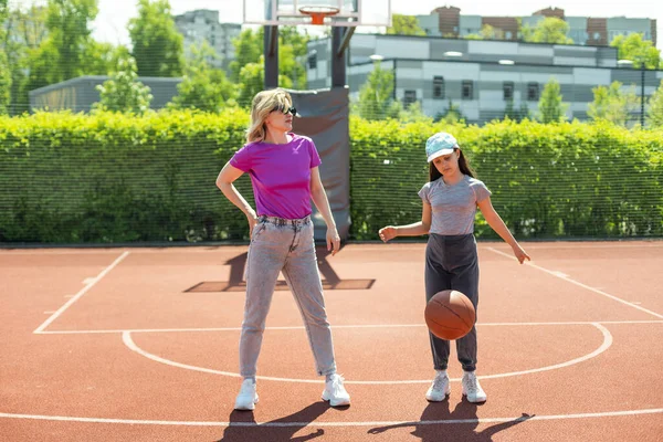 Mutter Und Kleine Tochter Nach Dem Basketball Großer Job Honig — Stockfoto