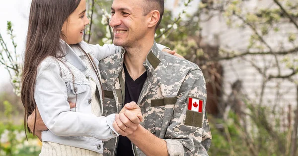 Kanadan Lippu Sotilaspuvussa Kanadalaisia Sotilaita Kanadan Armeija Muistelupäivä Kanadan Päivä — kuvapankkivalokuva