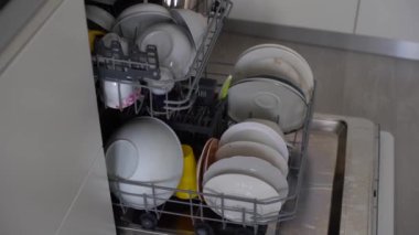 Beyaz mutfakta temiz bulaşıklarla bulaşık makinesini aç. Yüksek kalite fotoğraf