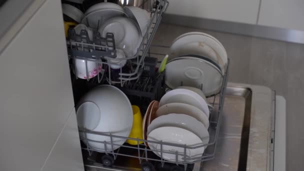 Beyaz Mutfakta Temiz Bulaşıklarla Bulaşık Makinesini Yüksek Kalite Fotoğraf — Stok video