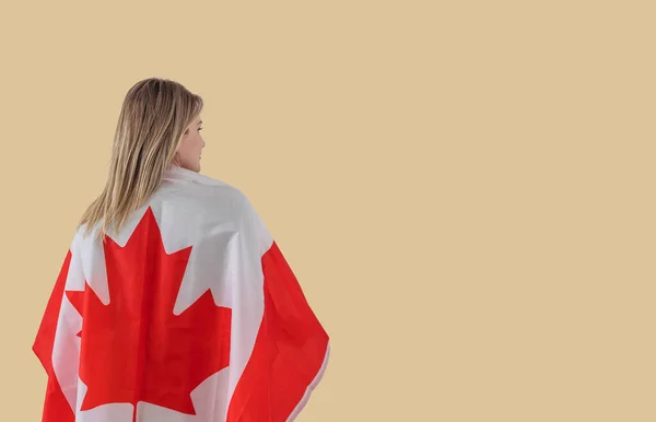 Bella Donna Sorridente Coperta Bandiera Canadese Guardando Fotocamera Isolata Sul — Foto Stock