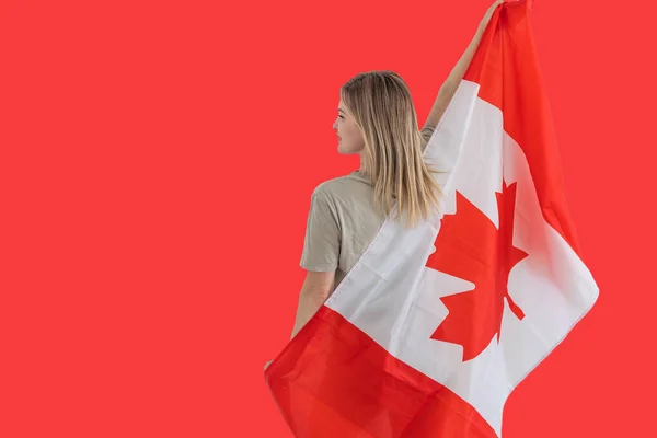 Açık Beyaz Arka Planda Kanada Bayrağı Taşıyan Mutlu Genç Bir — Stok fotoğraf