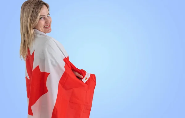 Mooie Lachende Vrouw Bedekt Met Canadese Vlag Kijkend Naar Camera — Stockfoto