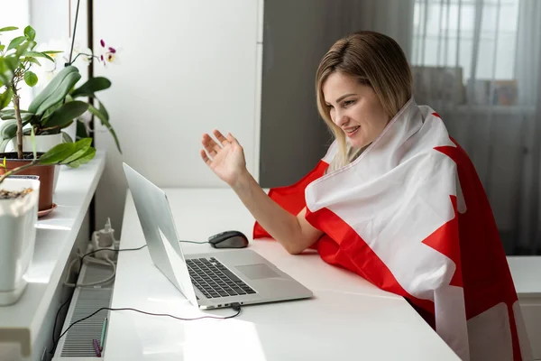 Mooie Lachende Vrouw Bedekt Met Canadese Vlag Kijkend Naar Camera — Stockfoto