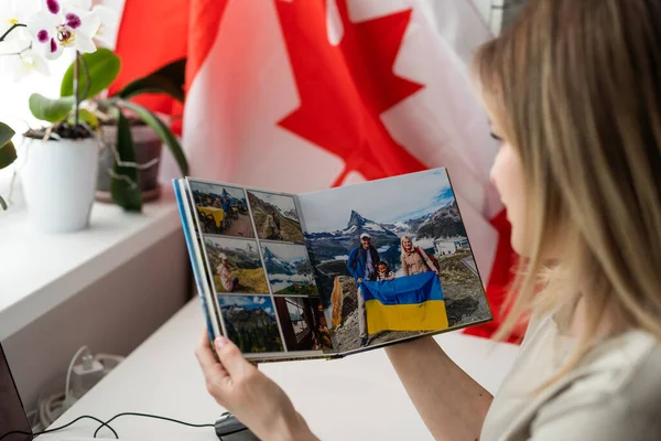 Schöne Lächelnde Frau Mit Kanadischer Flagge Bedeckt Die Isoliert Auf — Stockfoto