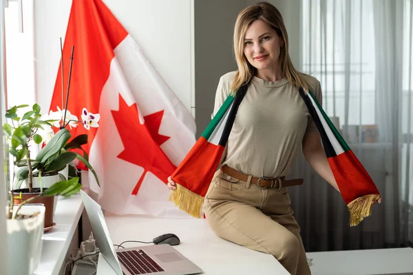 Bella Donna Sorridente Coperta Bandiera Canadese Guardando Fotocamera Isolata Sul — Foto Stock