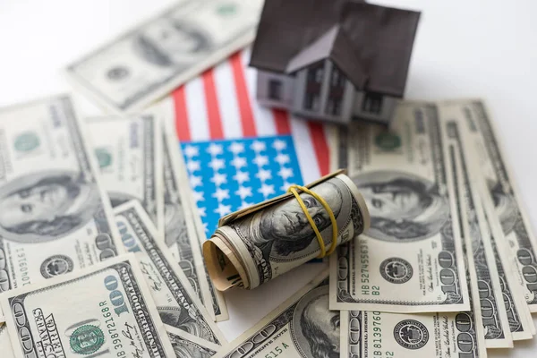 Rumah Model Kecil Atas Lapis One Hundred Dollar Bills Foto — Stok Foto