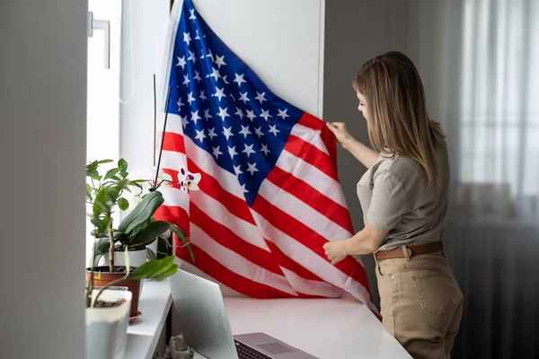 국기를 노트북 컴퓨터를 사용하는 여성의 카메라처럼 보인다 고품질 — 스톡 사진