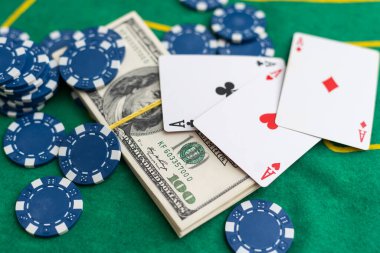 Poker fişleri ve iskambil kağıtları birleşimi ve kumarhane masasında dolar kazanmak. Kumar. Yüksek kalite fotoğraf