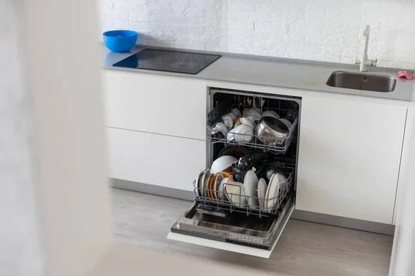 Вбудована Посудомийна Машина Відкритими Дверима Білій Кухні Високоякісна Фотографія — стокове фото