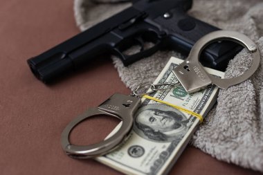 Kelepçeler yüz dolarlık banknotların üzerinde. Güç ve rüşvet. Suçlu fidyesi. Suçlu kazancı. İş konsepti. Zenginlik kavramı. Yüksek kalite fotoğraf