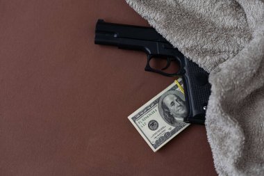Amerikan dolarlarının üzerindeki tabanca - suçlu para konsepti. Yüksek kalite fotoğraf