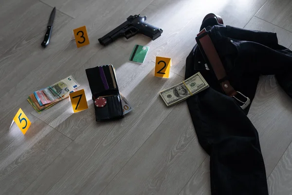 犯罪現場調査の概念 アパートの床に黄色の犯罪マーカーに対するピストルと弾丸の殻 高品質の写真 — ストック写真
