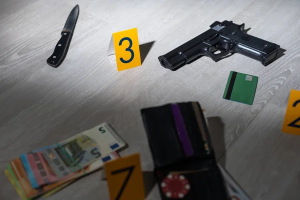 Das Kontrastreiche Bild Eines Tatorts Mit Pistole Und Marker Auf — Stockfoto