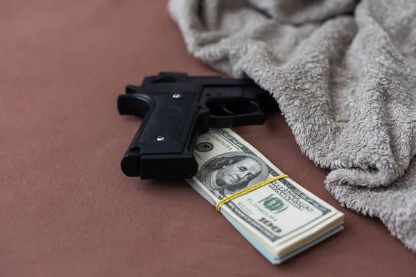 Kumaş kumaş altında Amerikan doları banknotları. Yasadışı para kavramı. Yüksek kalite fotoğraf