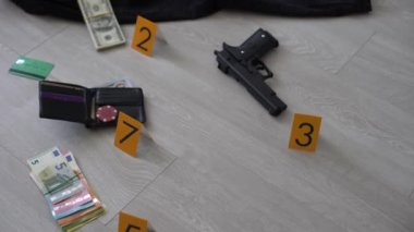 İkamet yerinin zemininde kanıt işaretleri ve eşyalar var. Yüksek kalite fotoğraf