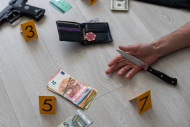 Yerde bir ceset ve silahla kanlı bir suç mahallinin yüksek kontrastlı görüntüsü. Yüksek kalite fotoğraf