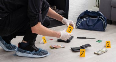 Kriminoloji uzmanı olay yerinden kanıt topluyor. Yüksek kalite fotoğraf