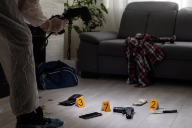 Dedektif Suç Mahalli 'nde Kanıt Topluyor. Adli Tıp Uzmanları Ölü Bir Kişinin Evinde Uzman Yapıyor. Profesyonel Polis Memuru 'nun cinayet soruşturması. Yüksek kalite fotoğraf