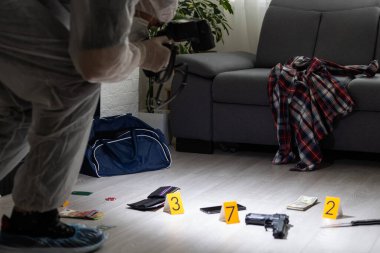 Dedektif Suç Mahalli 'nde Kanıt Topluyor. Adli Tıp Uzmanları Ölü Bir Kişinin Evinde Uzman Yapıyor. Profesyonel Polis Memuru 'nun cinayet soruşturması. Yüksek kalite fotoğraf