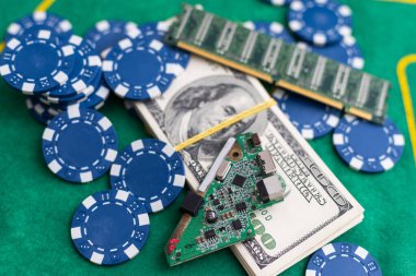 İskambil kağıdında bir çift as. Poker, yeşil masada fiş oynuyor. Çevrimiçi kumar. Bağımlılık. İskambil kağıtları ve poker fişleri. Uzayı kopyala Yüksek kalite fotoğraf