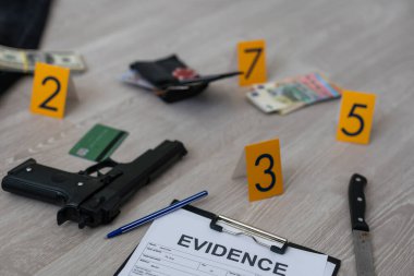 Olay yeri inceleme, dairedeki cinayetten sonra kanıtların numaralandırılması. Pirinç muşta, cüzdan ve üzerinde kanıt işaretleri olan kıyafetler. Yüksek kalite fotoğraf