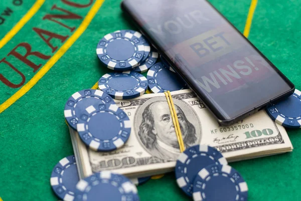 Poker Jogando Fichas Com Cartão Notas Dólar Uma Mesa Verde — Fotografia de Stock